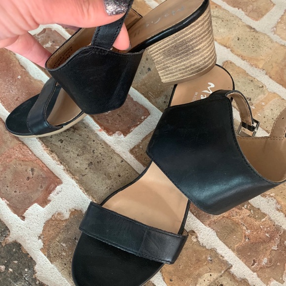 Woman's size 7 sandals with heels - Picture 6 of 6